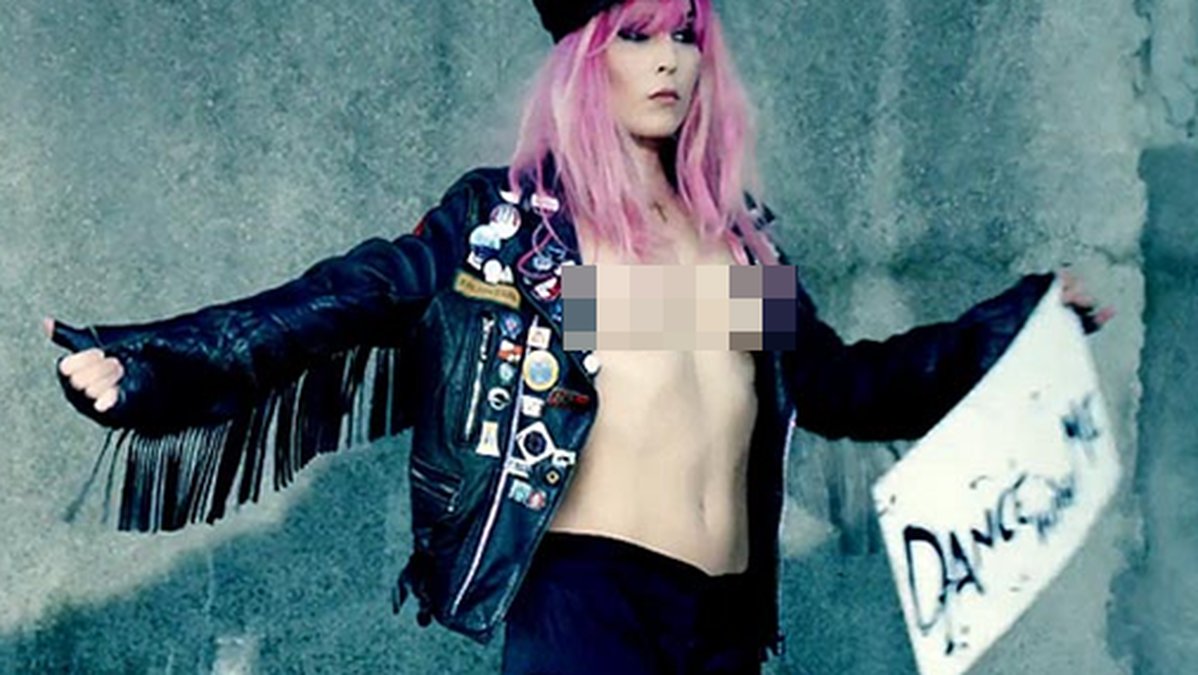 Noomi Rapace i videon till Rolling Stones Doom & Gloom. Varning för ocensurerade bilder i bildspelet.